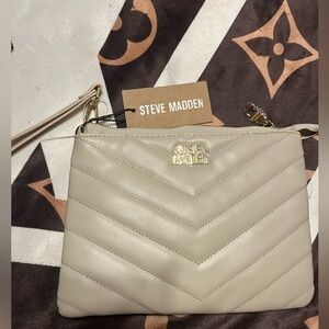Steve Madden NWT Chevron Quilted Wristlet in Oatmeal